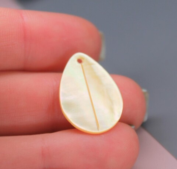 Подвеска капля перламутр бежевая 25х15 мм с полоской