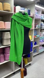 Нежный палантин из мериносовой пряжи "Неоновый лайм"