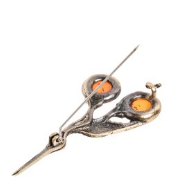 AM-2372 Брошь «Ножницы журавль» (латунь, янтарь)