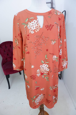 Платье Sela легкое и яркое, визуально 46 размер