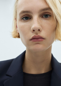 Костюмный приталенный блейзер