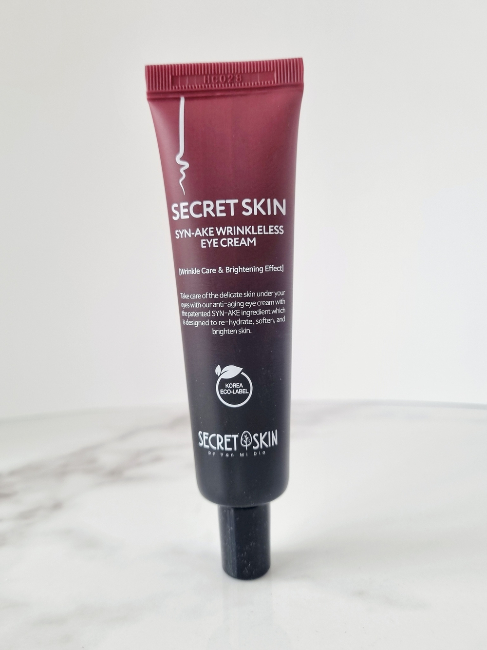 Крем для век со змеиным пептидом Secret Skin Syn-ake Wrinkleless Eye Cream
