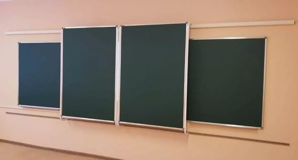 Облегчённая рельсовая конструкция с металлической декоративной планкой и креплением с дугообразной рамой