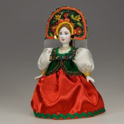 Сувенирная кукла в круглом кокошнике с фатой