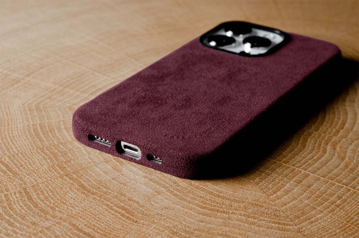 Hard Graft Fuzzy Chianti Red — чехол из алькантары для iPhone