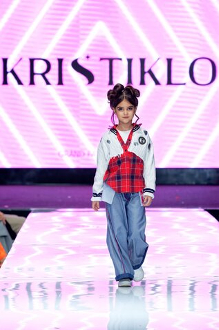 Кофта с рубашкой и джинсы наизнанку