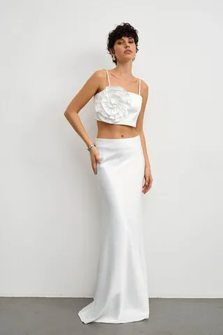 Топ с цветком из атласа кремового цвета