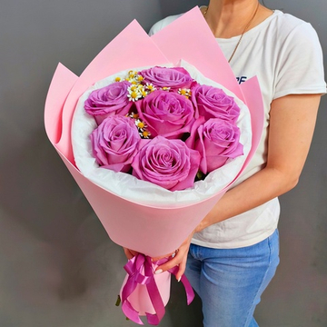 Букет из 7 роз и матрикарии