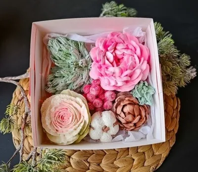 Новогодний зефир цветы «Роза и Пион» / 16*16 см Фото Фотография Новогодний зефир цветы «Роза и Пион» / 16*16 см купить в магазине Афлора