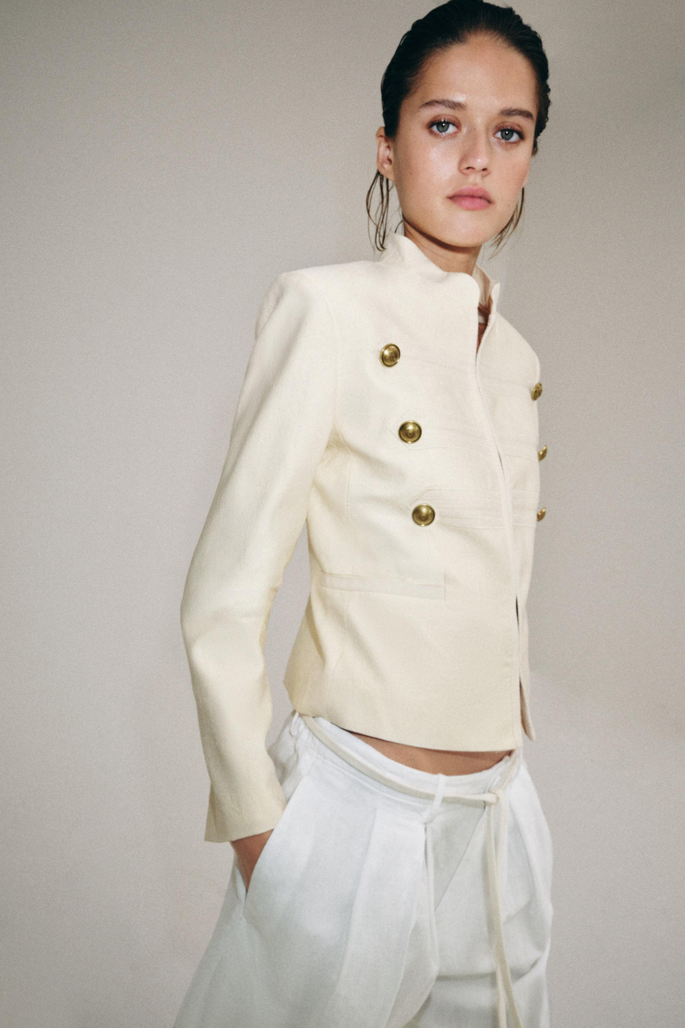 ZARA ПРИТАЛЕННАЯ КУРТКА С ПУГОВИЦАМИ — ZW COLLECTION, ЭКРЮ