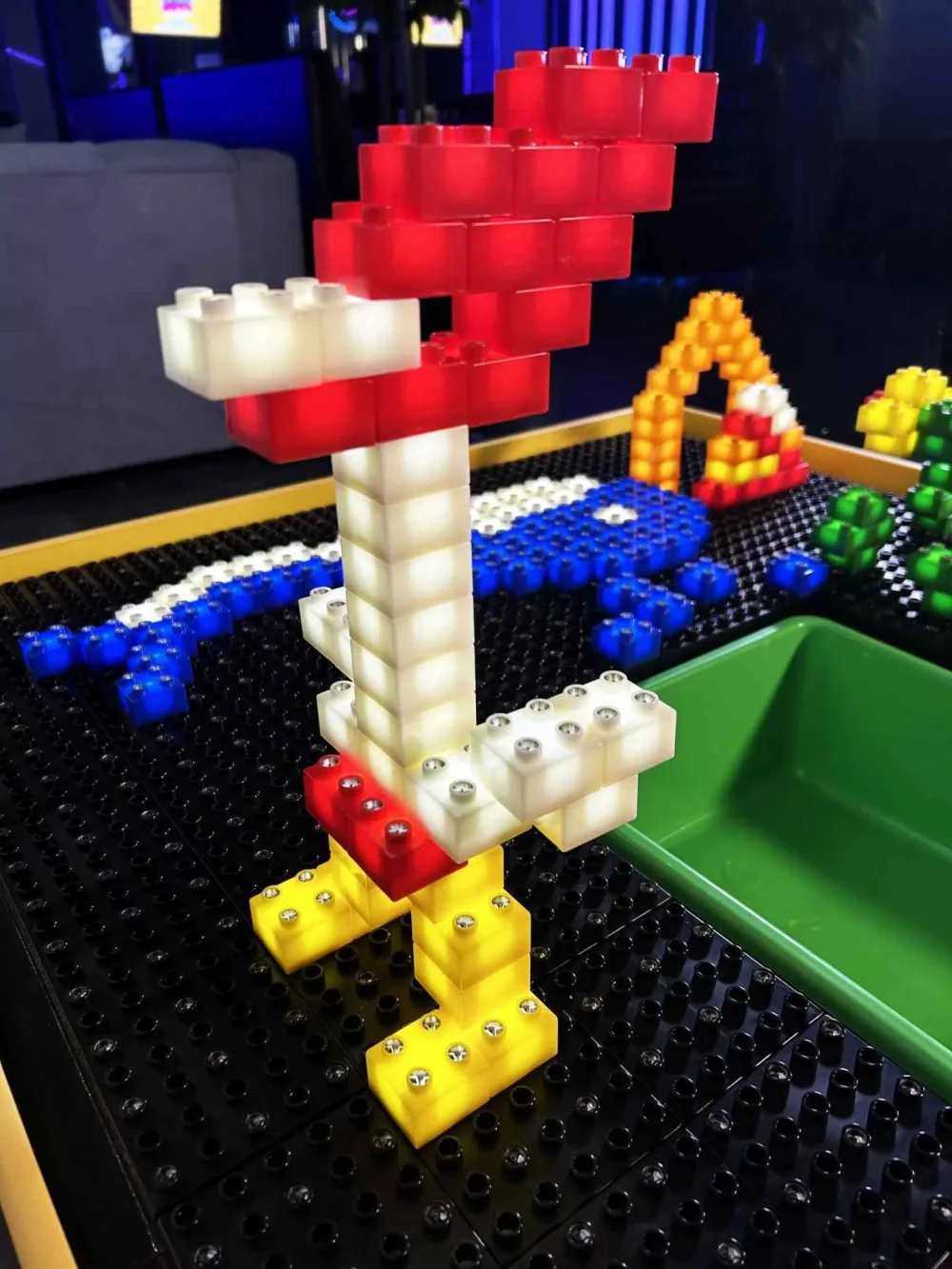 Интерактивный стол со светящимся конструктором