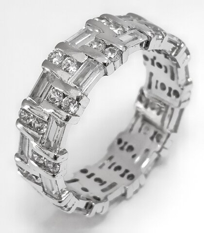 Ювелирное кольцо из серебра с фианитами