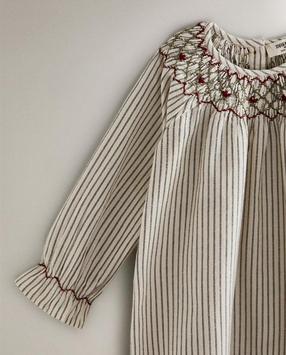 ZARA HOME ДЕТСКАЯ НОЧНАЯ РУБАШКА С РОЖДЕСТВЕНСКОЙ ВЫШИВКОЙ, ЖЕЛТОВАТО-БЕЛЫЙ