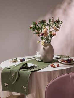 Дорожка на стол Fancy Bows оливкового цвета из коллекции Essential, 45x150 см