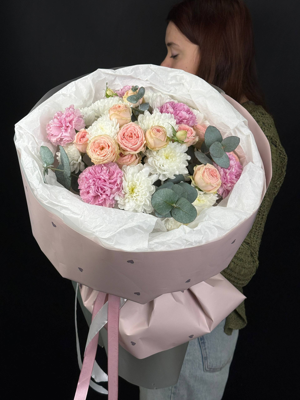 Букет из кустовых роз, диантусов и хризантем