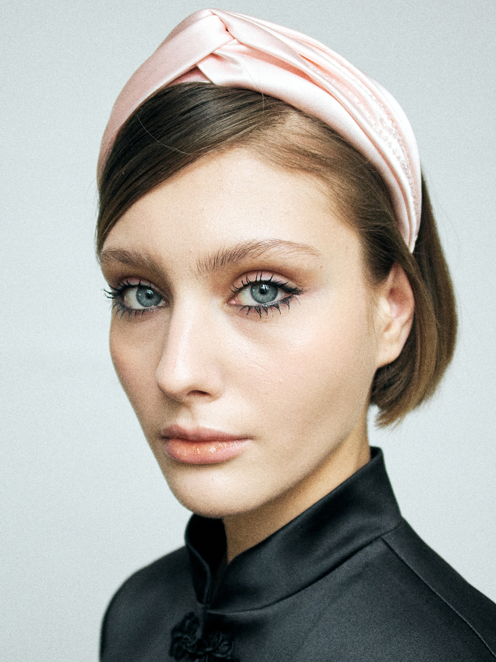 Ободок-узел из розового шелка с декором в виде веточки