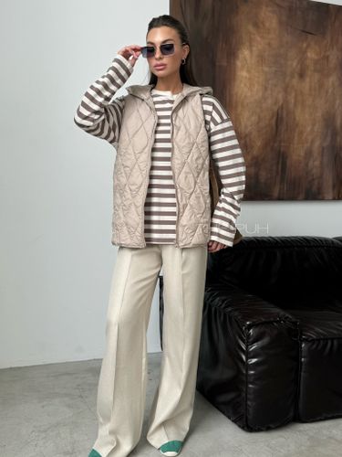 Бежевый утепленный жилет с капюшоном