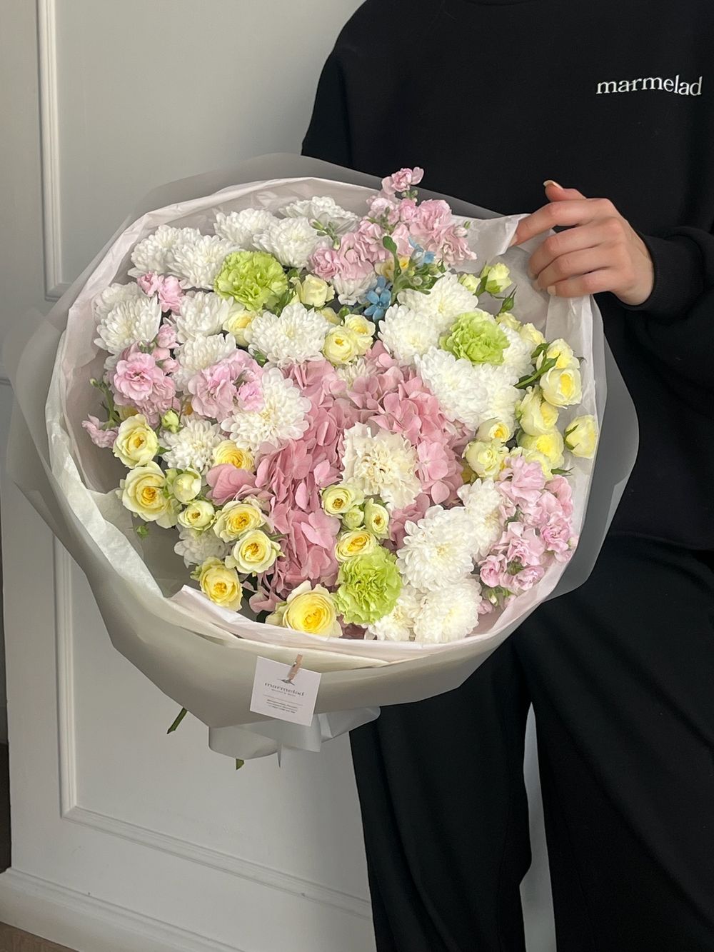 Букет сборный из гортензии, кустовой розы, маттиолы и диантусов