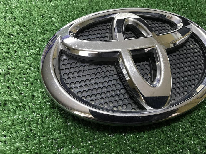 Эмблема передняя Toyota Land Cruiser 200 (15-21)