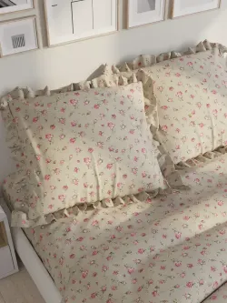 Декоративная наволочка с рюшами, оборками "Розовые бутоны на бежевом" 70х70 см, 1 шт, без молнии