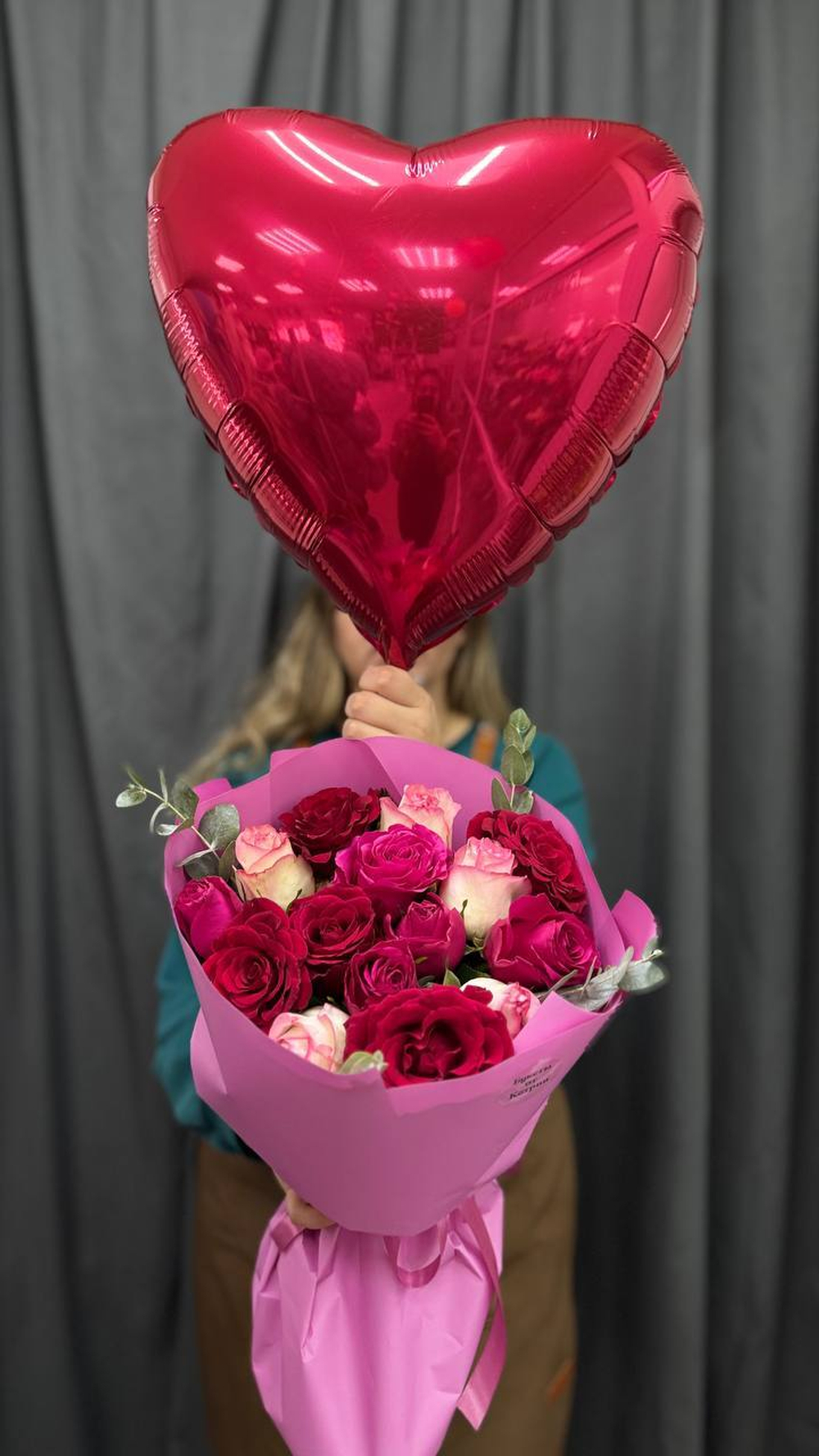 Букет из роз "Милая" и шарик "Люблю"