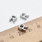 Подвеска-бусина Буква R, цвет серебро (родий), размер 8,5*6 мм, отверстие 1,5 мм, цена за 1 шт