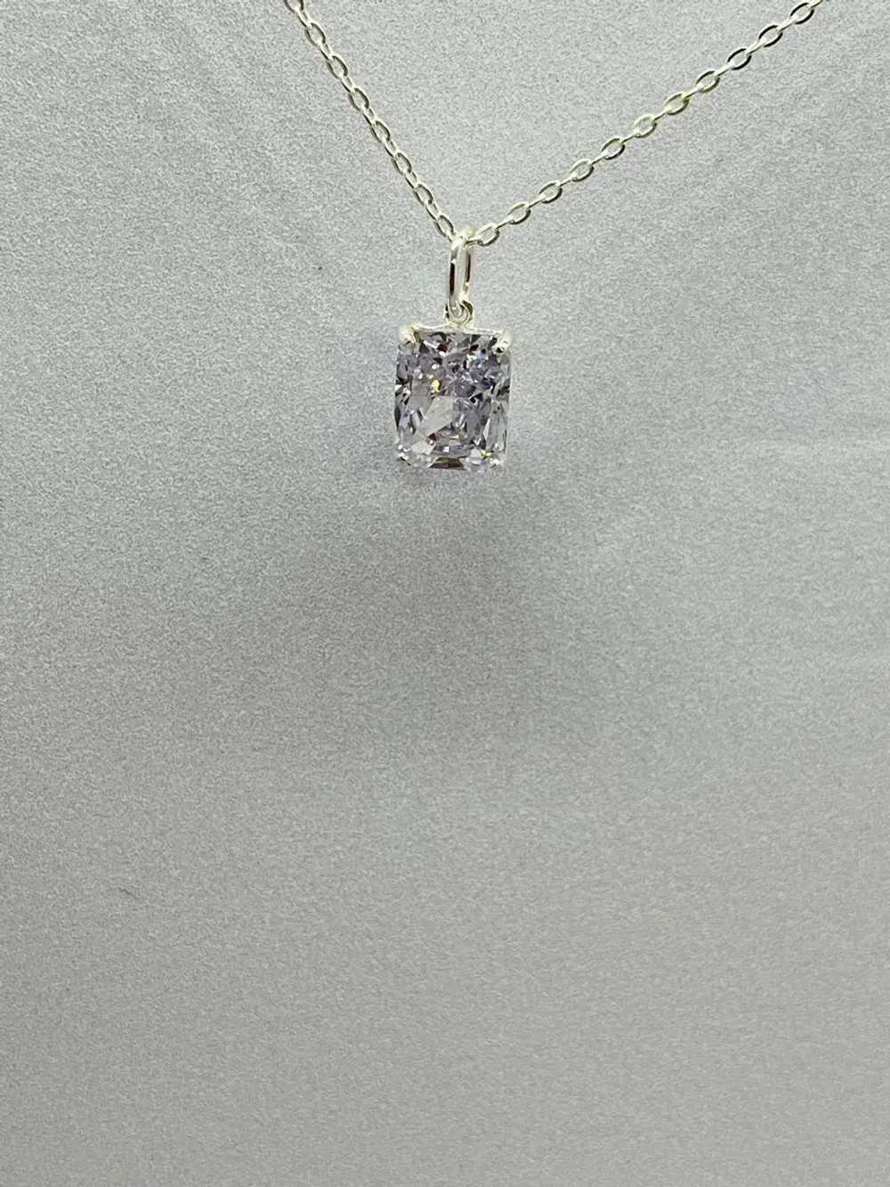 Серебряное колье с бриллианитом