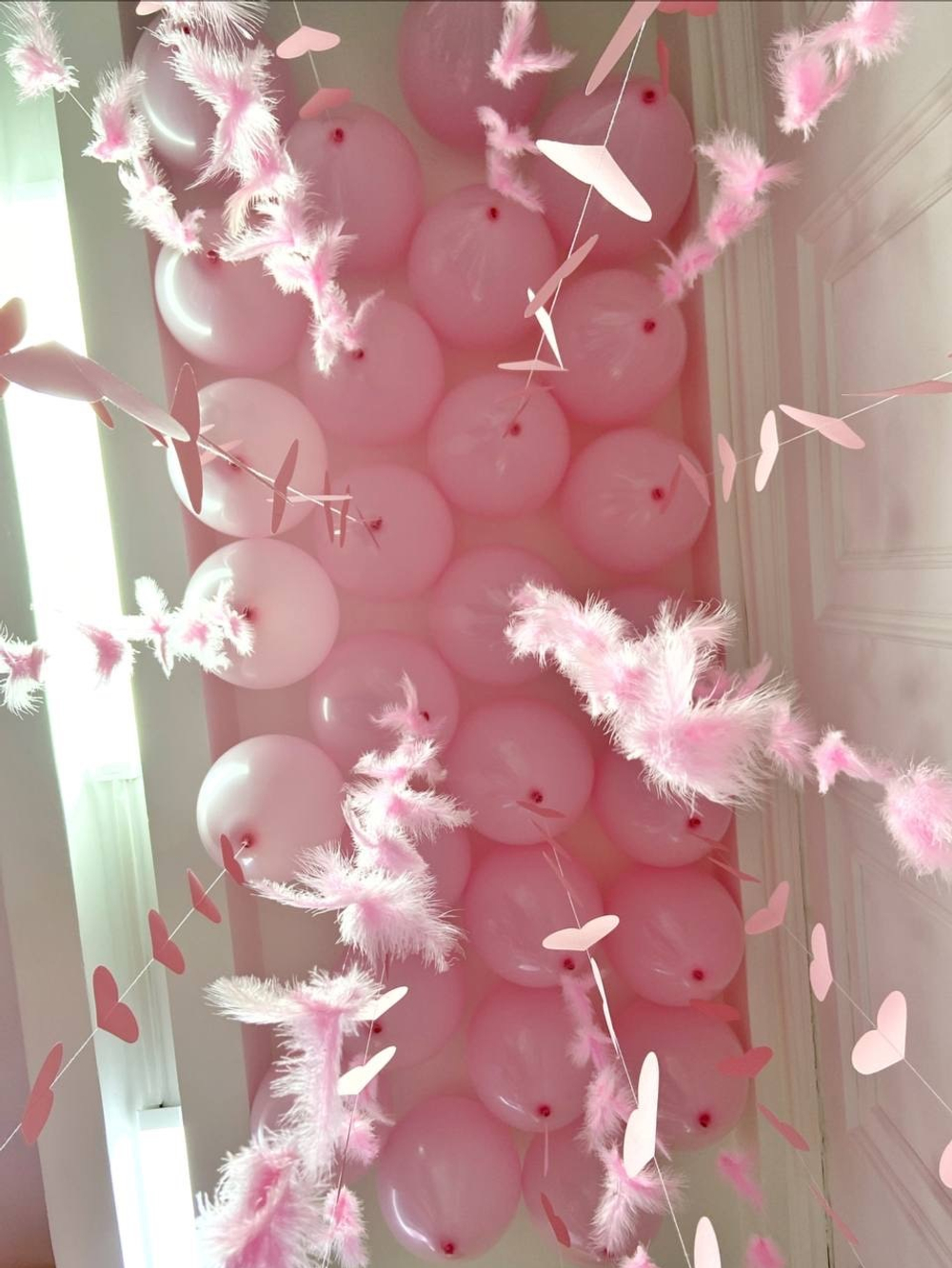 Облако шаров под потолок с перьями и сердечками