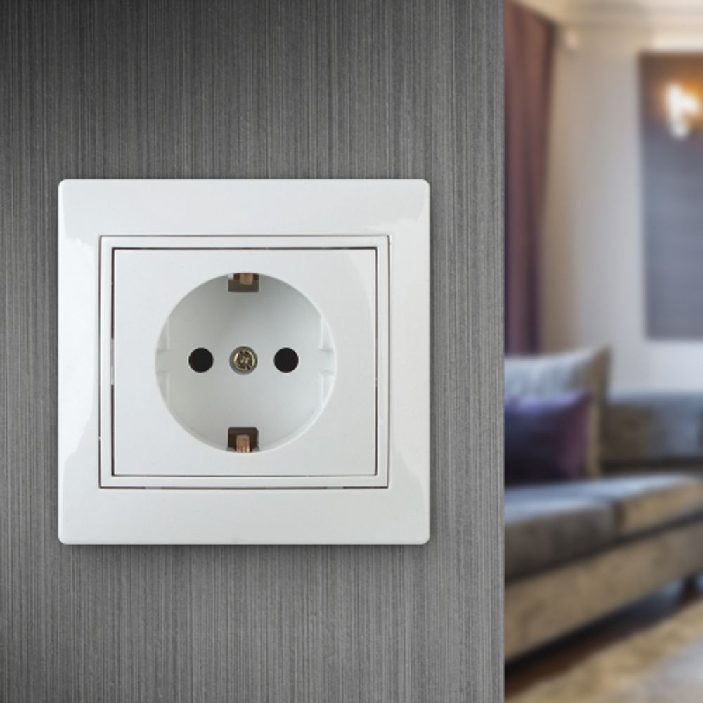 Розетка Intro Plano 1-202-01 с заземлением 2P+E Schuko, 16А-250В, IP20, СУ, белый