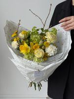 Букет из кустовых пионовидных роз, ранункулюсов, нарциссов, вибурнума и форзиции
