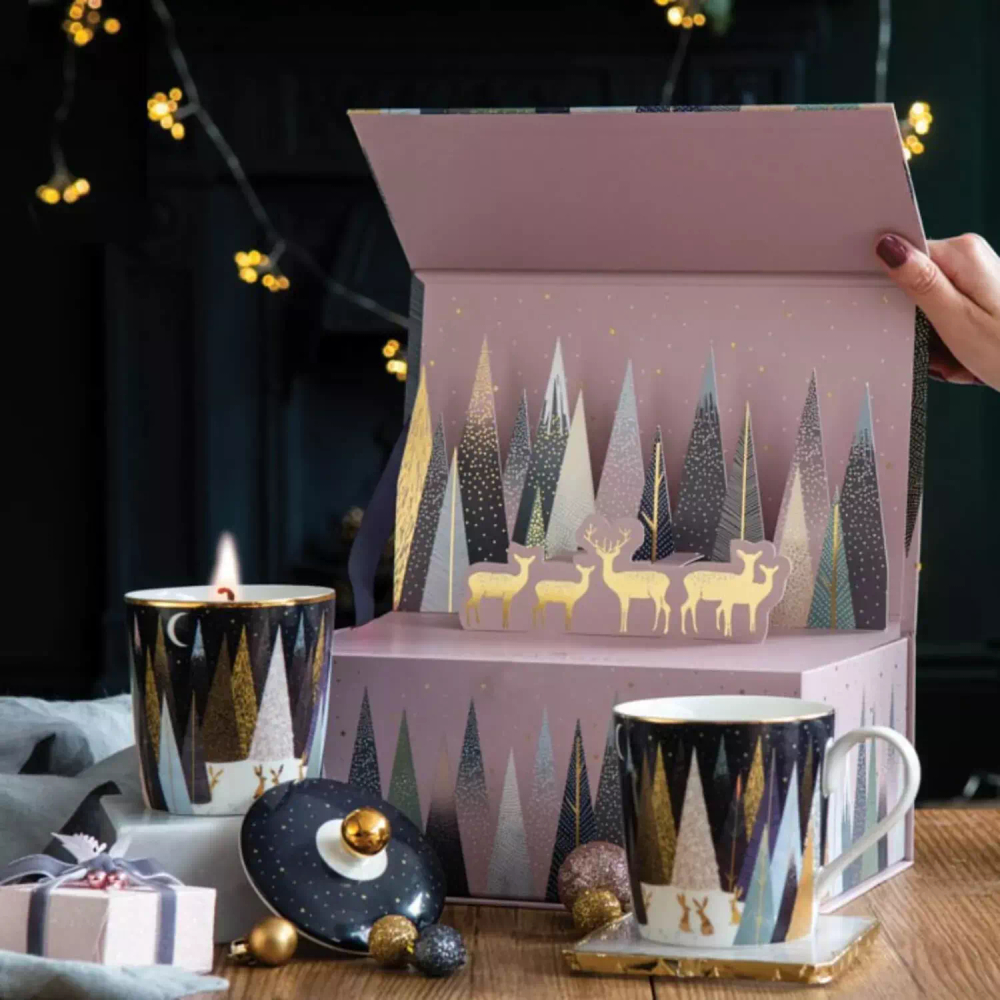 Wax Lyrical - Набор Sara Miller London кружка + свеча 42ч матовые сосны / артикул   SM2600  / GTIN 749151786837