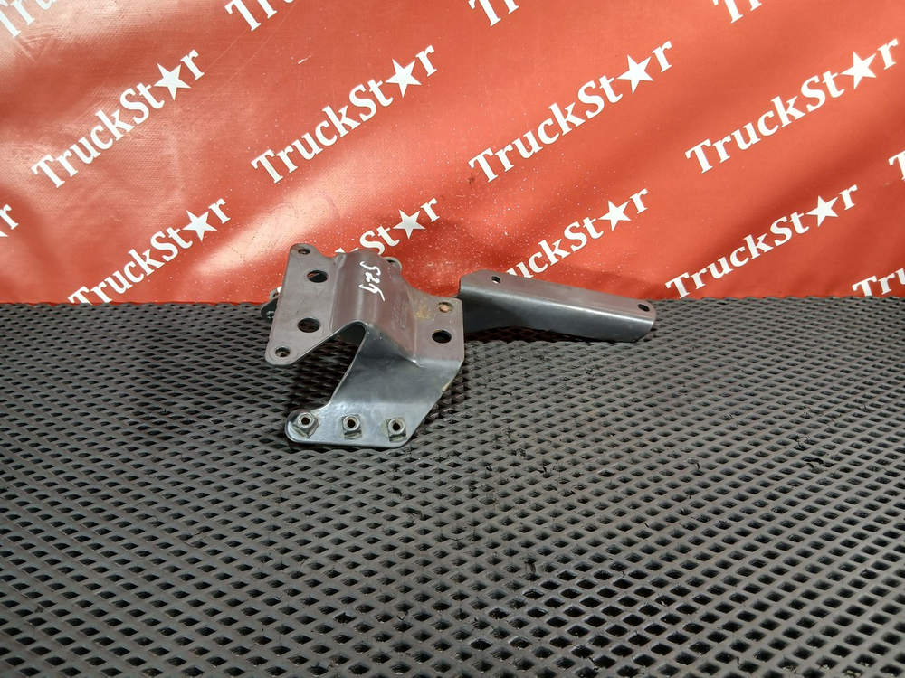 Петля капота левая