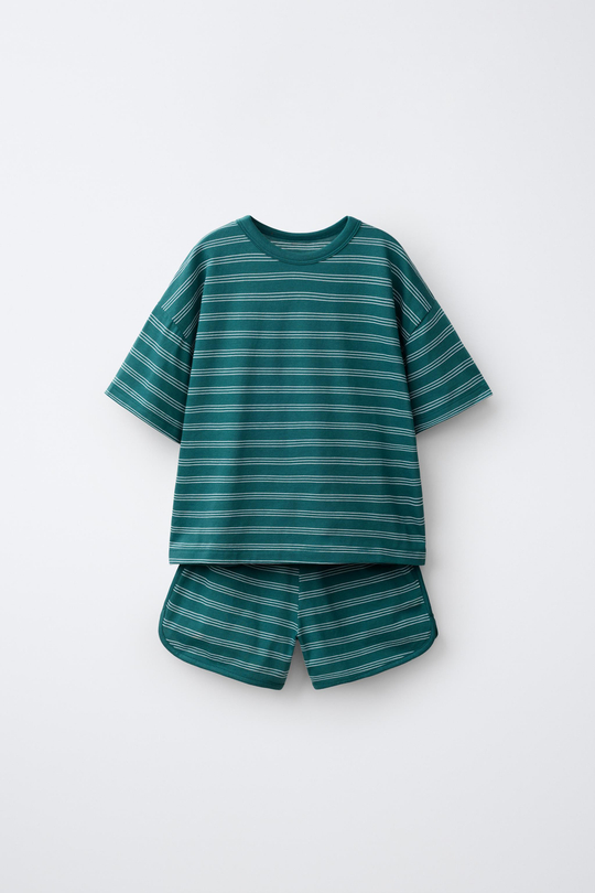 ZARA КОМПЛЕКТ ИЗ ФУТБОЛКИ И ШОРТОВ В ПОЛОСКУ, ЗЕЛЕНЫЙ