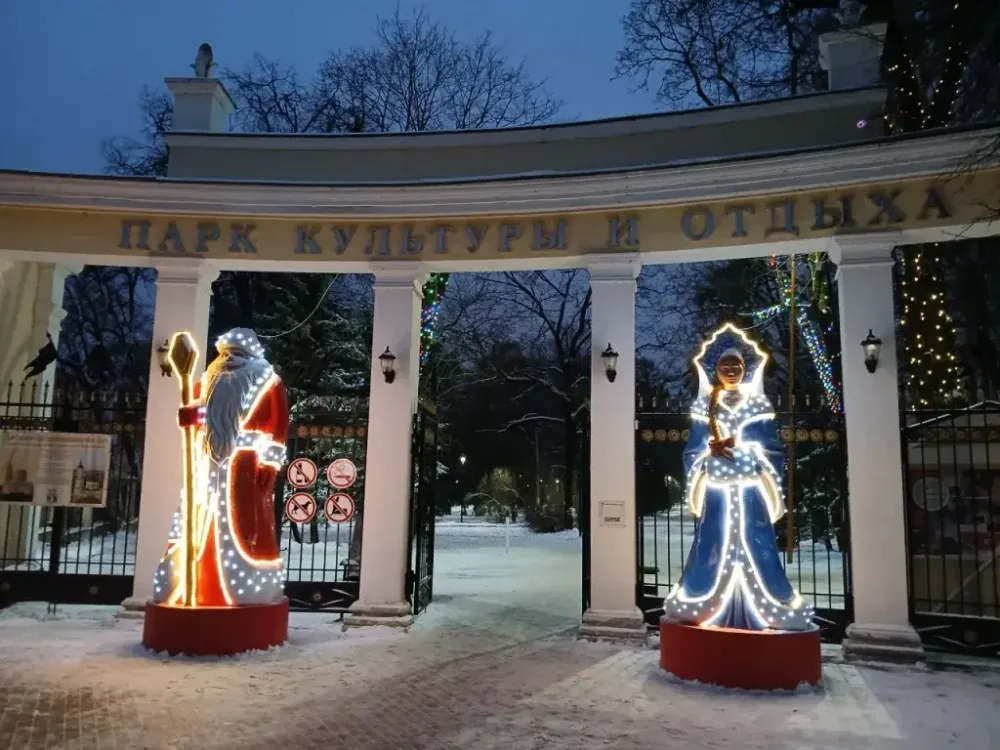 большие фигура Деда мороза и снегурочки