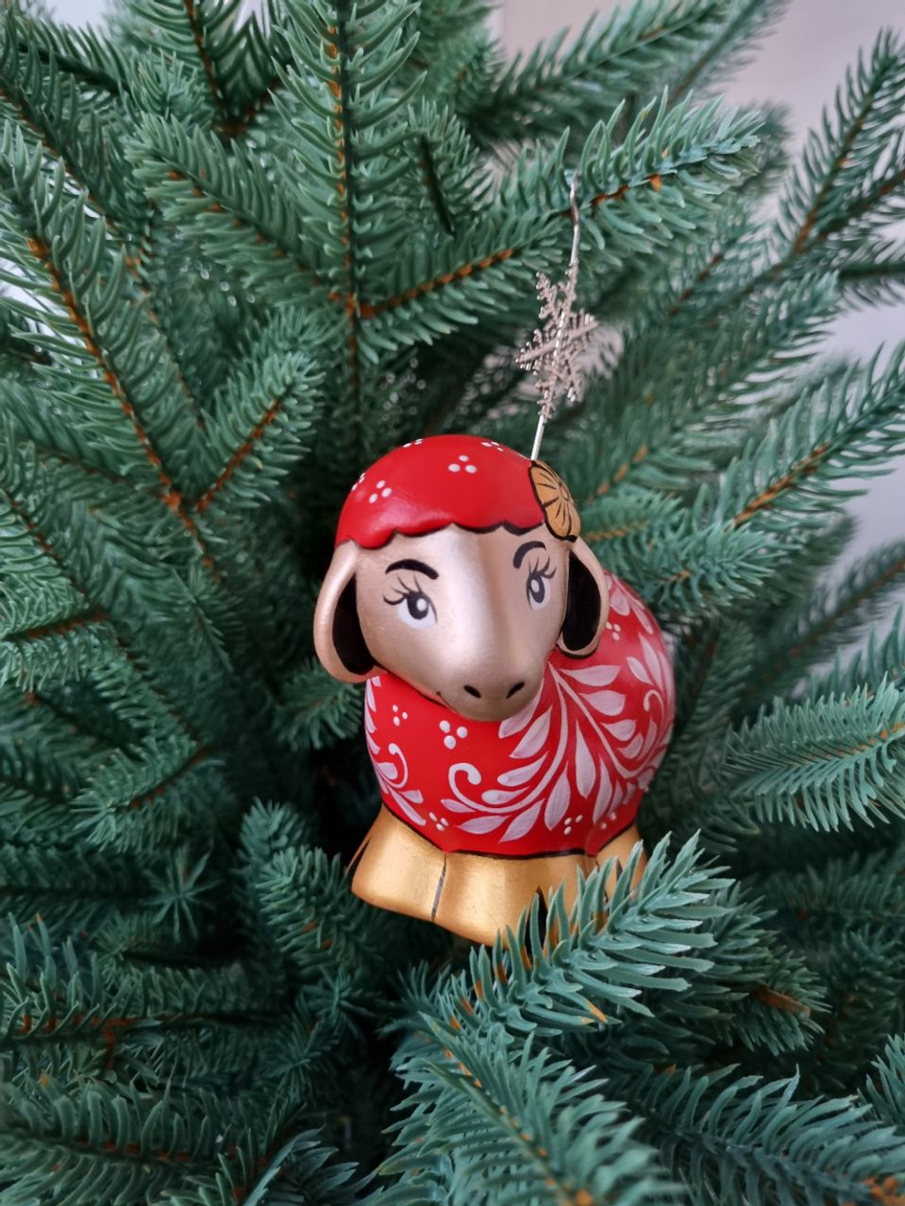 Фарфоровая игрушка огненная овечка