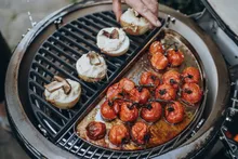 Керамический угольный гриль Monolith Two.55, 43 см, с ножками и столиками, чёрный