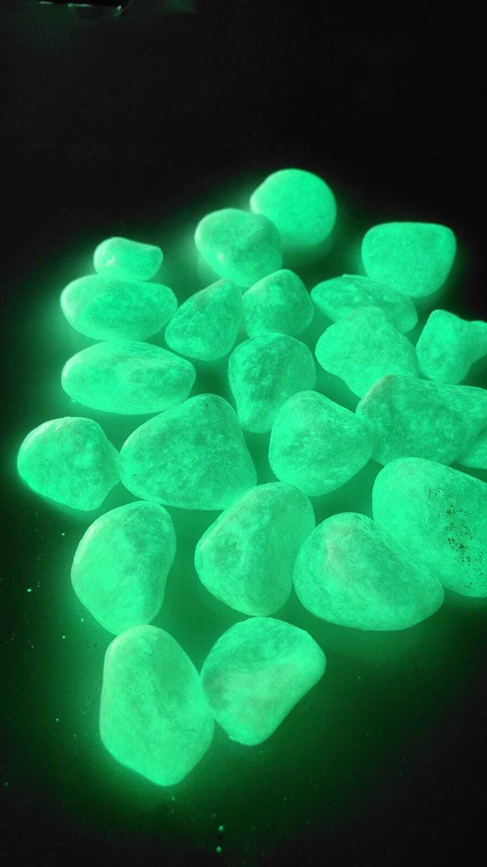 Светящие камни в темноте. Декоративный грунт.