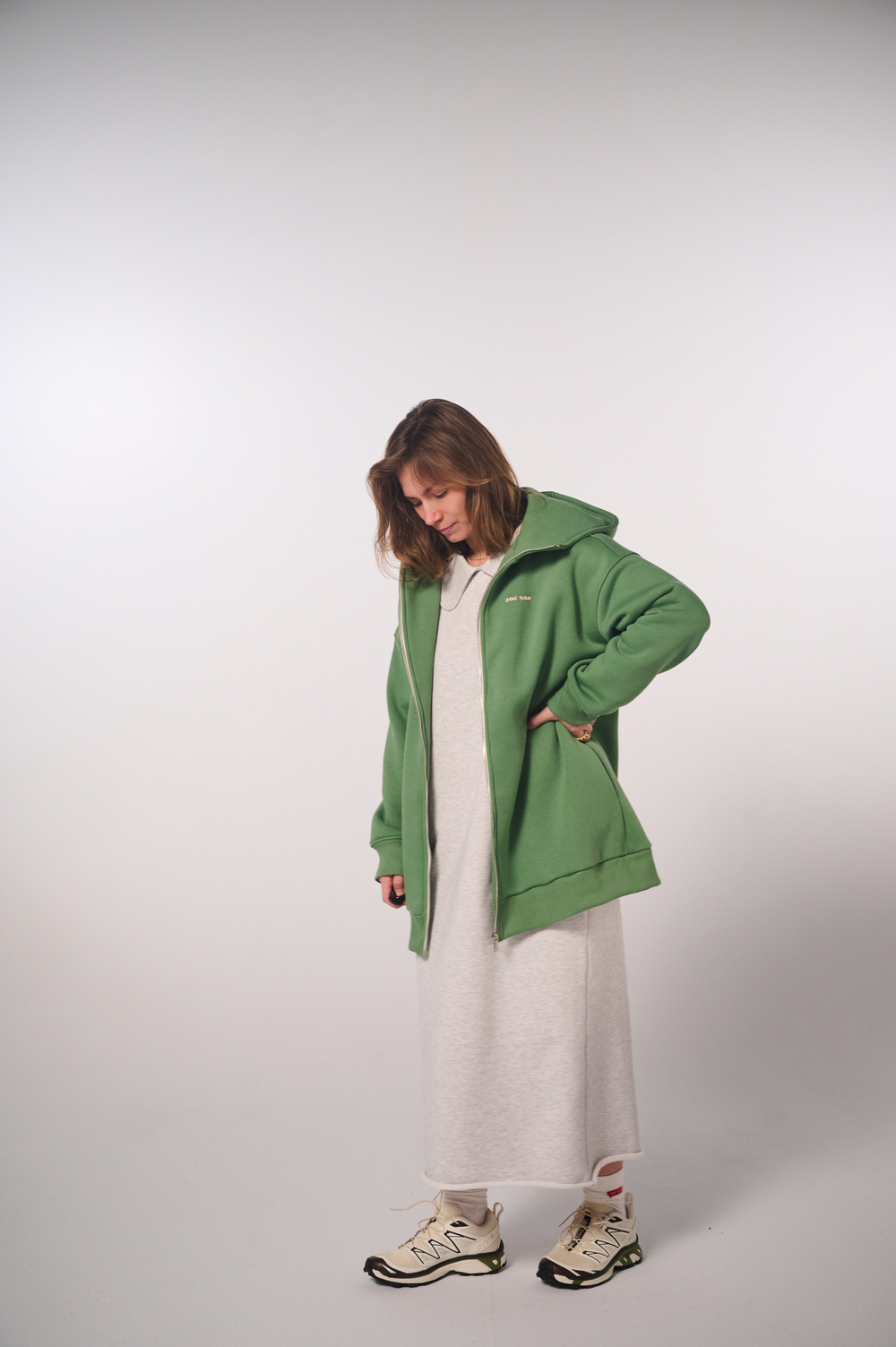 Платье прямого кроя с круглым воротником из плотного футера без начеса, светло-серый меланж