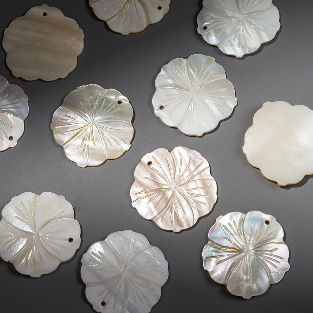 Цветок резной из перламутра речных ракушек, 31мм, белый