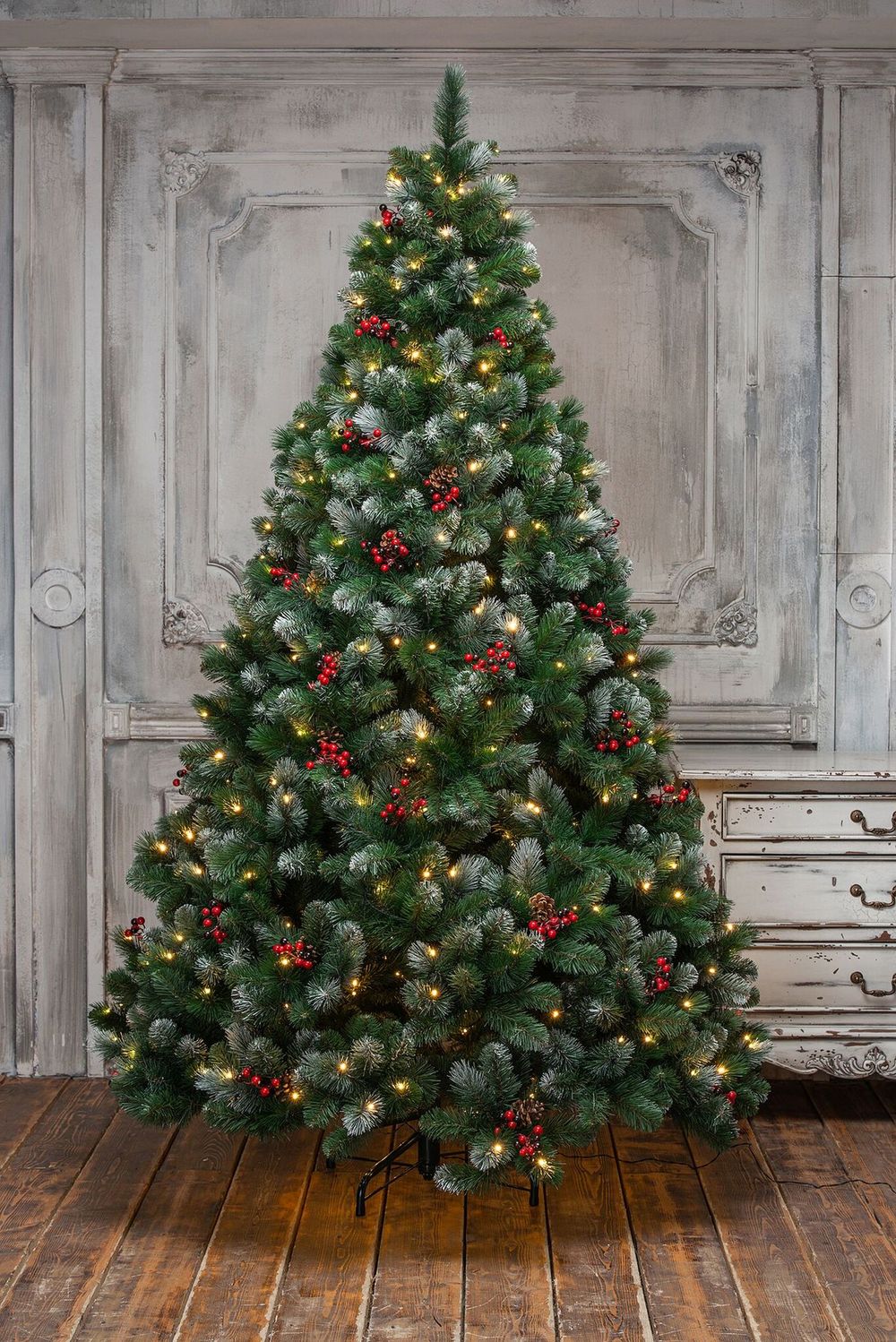 елка с встроенной гирляндой "Очарование" ягодами и шишками