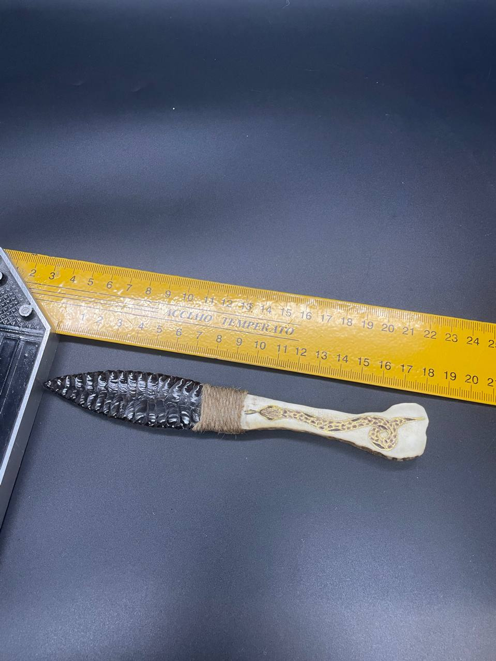 Обсидиановый нож с рукояткой из рога оленя с рисунком змеи 18 см