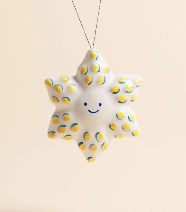 Игрушка новогодняя — Пупырчатая звезда-цветок, с желто-синей росписью | vaya.for.fun