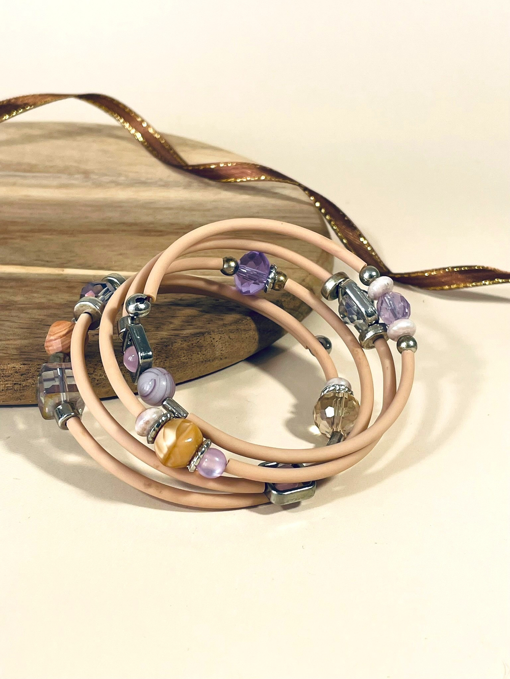 Браслет с бусинами гибкий бежевый