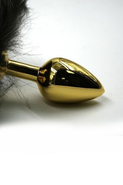 Золотистая алюминиевая анальная пробка с чёрным хвостом из натурального меха (Цвет: черный)