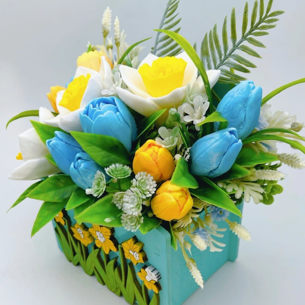 Букет из мыла "Море нарциссов, бирюзовый бокс"