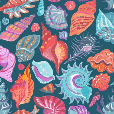 Яркие морские ракушки на сине-зеленом фоне