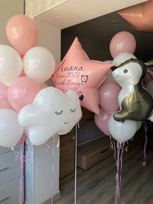 Фигурки зайка и облако, фонтаны из шаров, большая звезда с метрикой