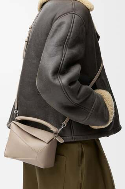 Loewe Мини-сумка Puzzle Edge из мягкой зернистой телячьей кожи, серо-бежевый