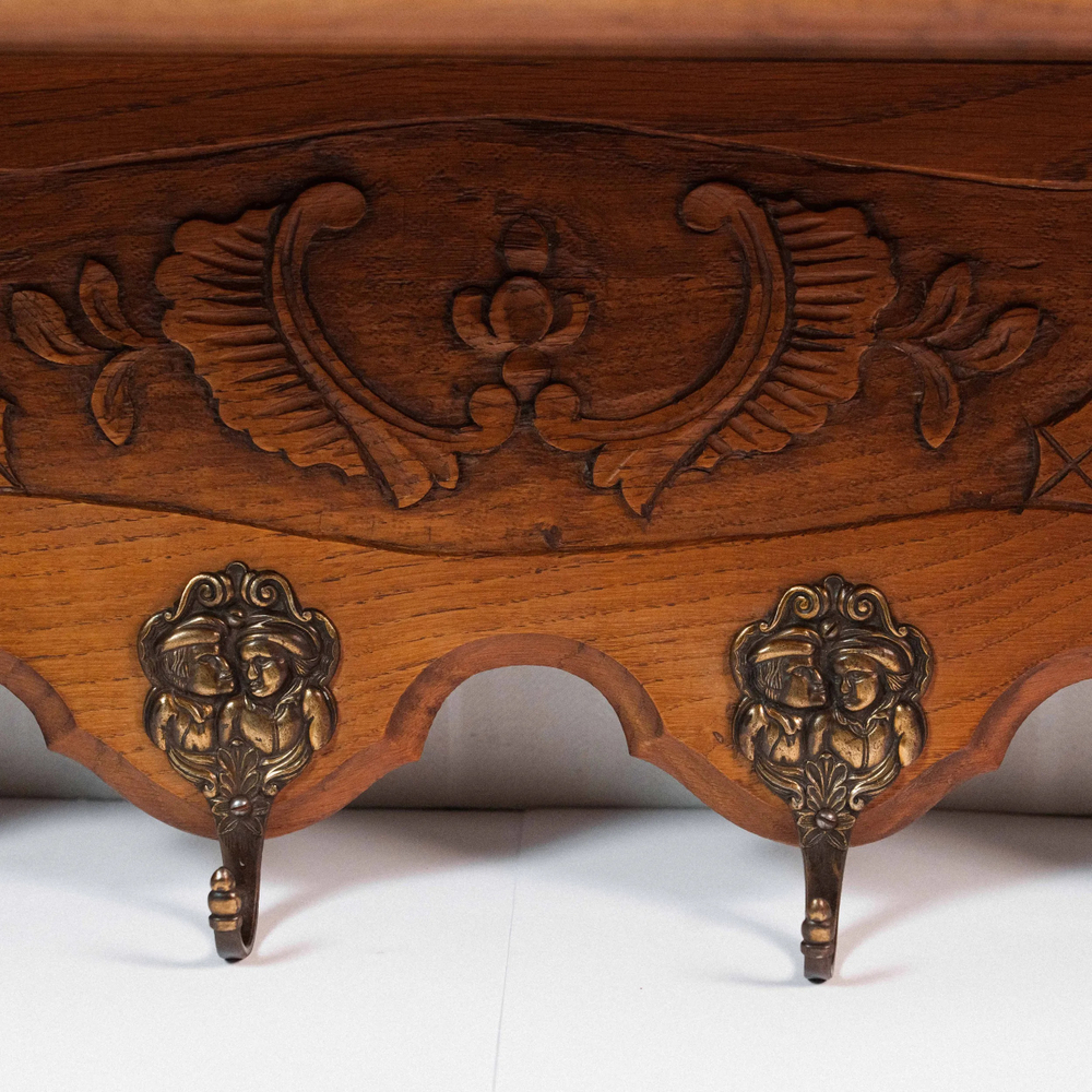 Резная настенная вешалка с бронзовыми крючками в виде фигур