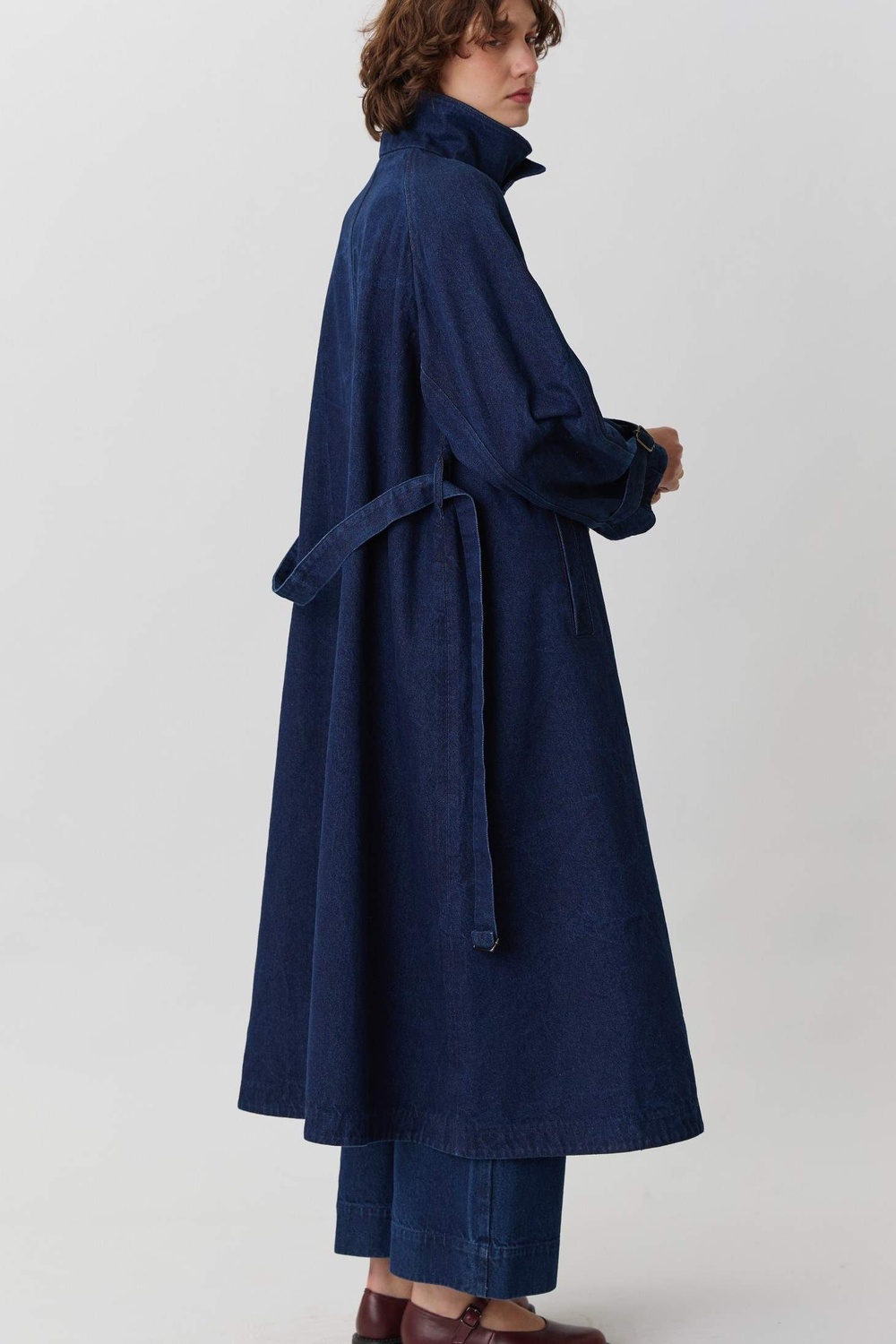 Объемный плащ из синей вареной джинсы